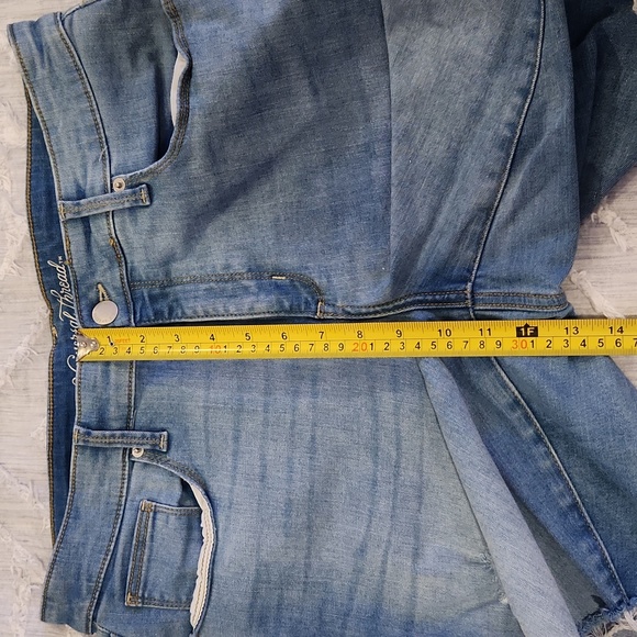 Light wash, distressed mid rise Universal Threads bermuda shorts size 14! - Picture 9 of 10